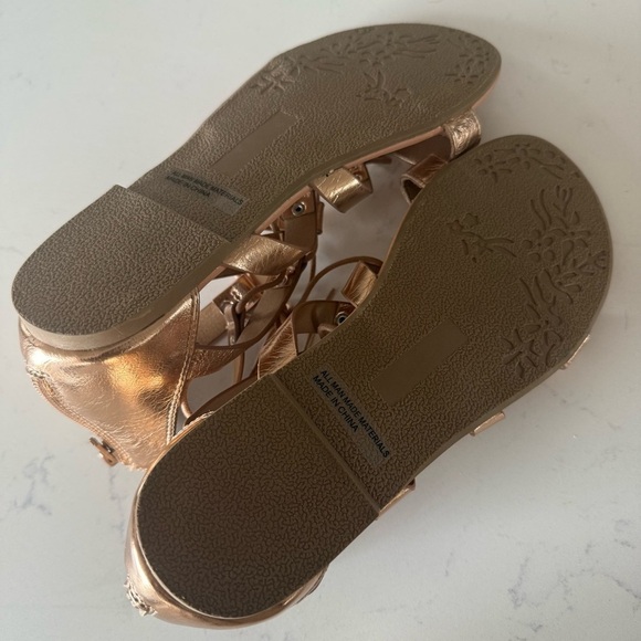 New DV by Dolce Vita Girls Curse Gladiator Sandals in Bronze Size: 5 - Picture 4 of 5